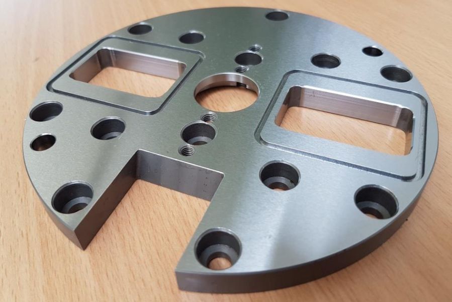 Base plate for gripper