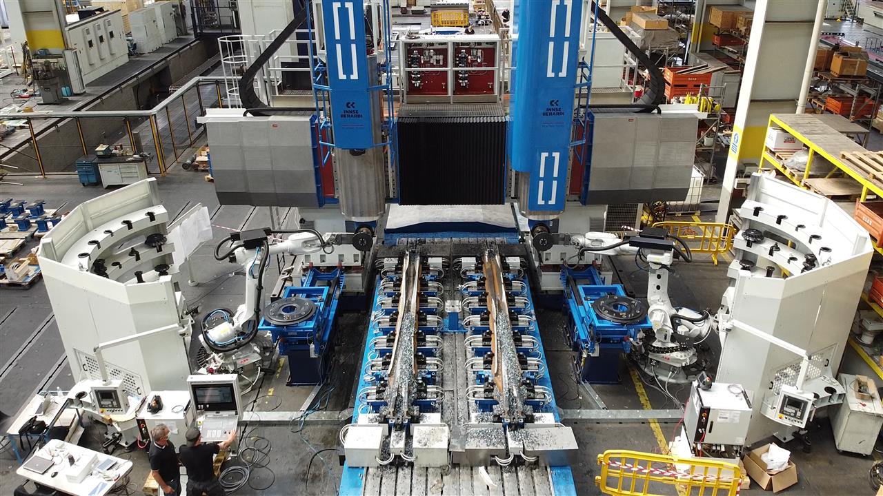 The tool change takes place through a robotic system